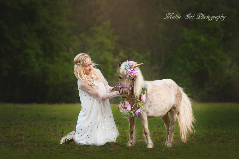 White-unicorn-mini-sessions-by-Mallie-Girl-Photography